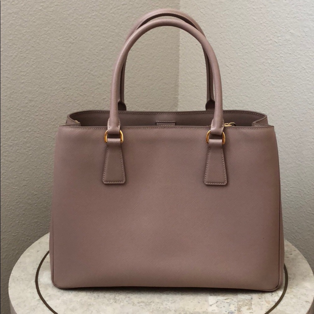 ❌SOLD❌ Prada saffiano lux tote - Picture 2 of 8